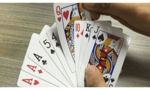 Khi bắt đầu trò chơi tá lả, mỗi người chơi được chia 9 lá bài